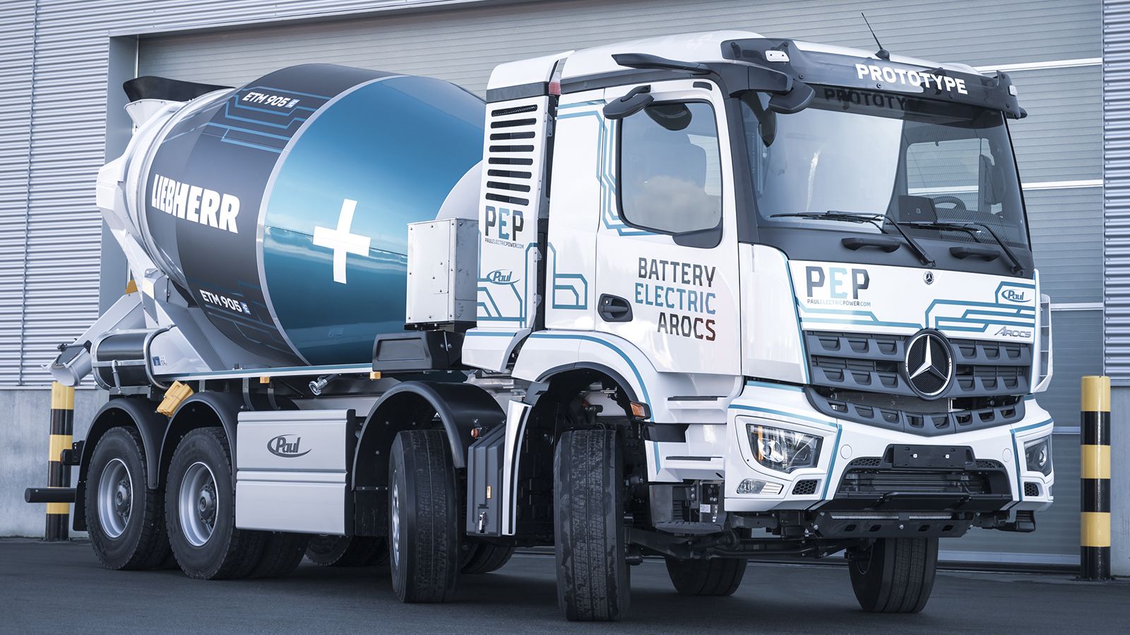 H Mercedes-Benz Trucks σε συνεργασία με το Paul Group και τη Liebherr, παρουσίασε στην έκθεση Bauma του Μονάχου το πρωτότυπο Battery-Electric Arocs.