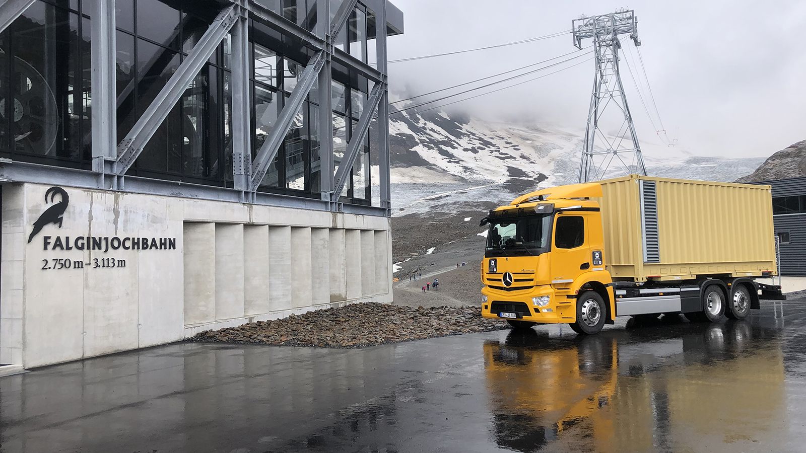 Το μέγιστο υψόμετρο που έφτασαν τα ηλεκτρικά, τριαξονικά φορτηγά της Mercedes-Benz ήταν τα 2.750 μέτρα.