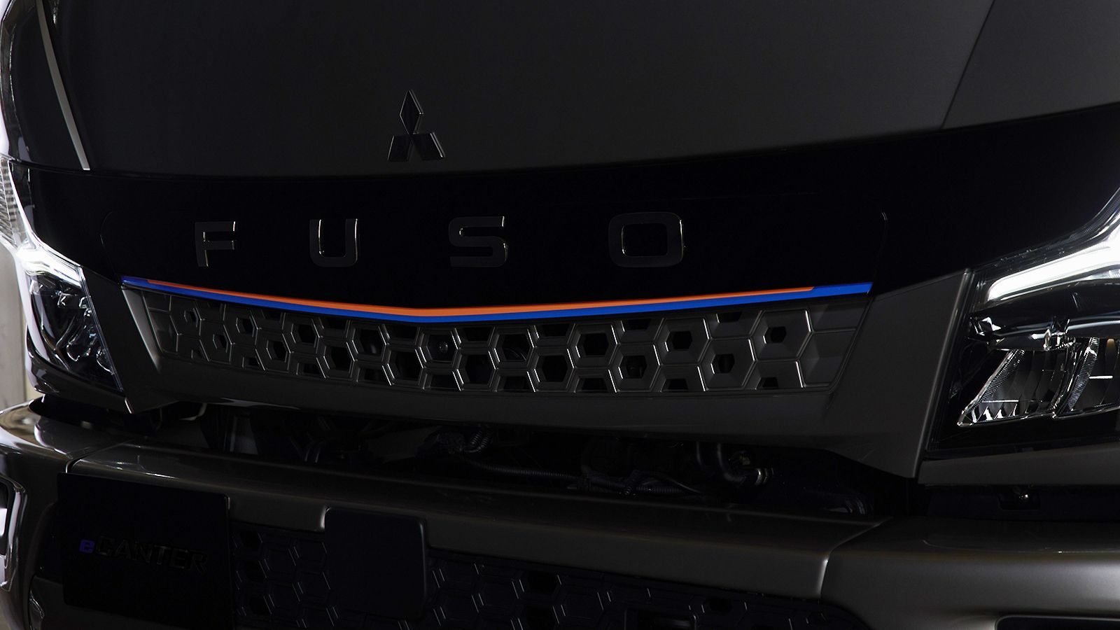 Αυτή είναι η 1η προωθητική εικόνα του νέου FUSO eCanter, το οποίο θα παρουσιαστεί επισήμως στις 20 Σεπτεμβρίου, που θα ανοίξει τις πύλες της η έκθεση