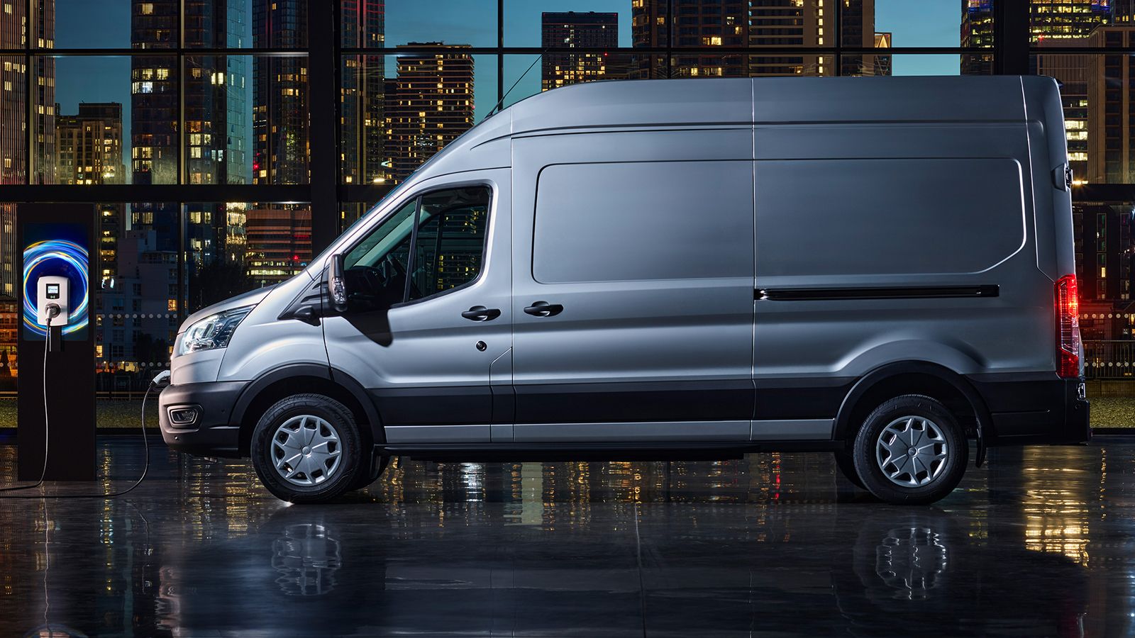 Η Ελλάδα… τρέχει με πιο γρήγορους ρυθμούς τον εξηλεκτρισμό των ελαφρών επαγγελματικών της οχημάτων, έναντι του μέσου όρου της ΕΕ. Δείτε το γιατί