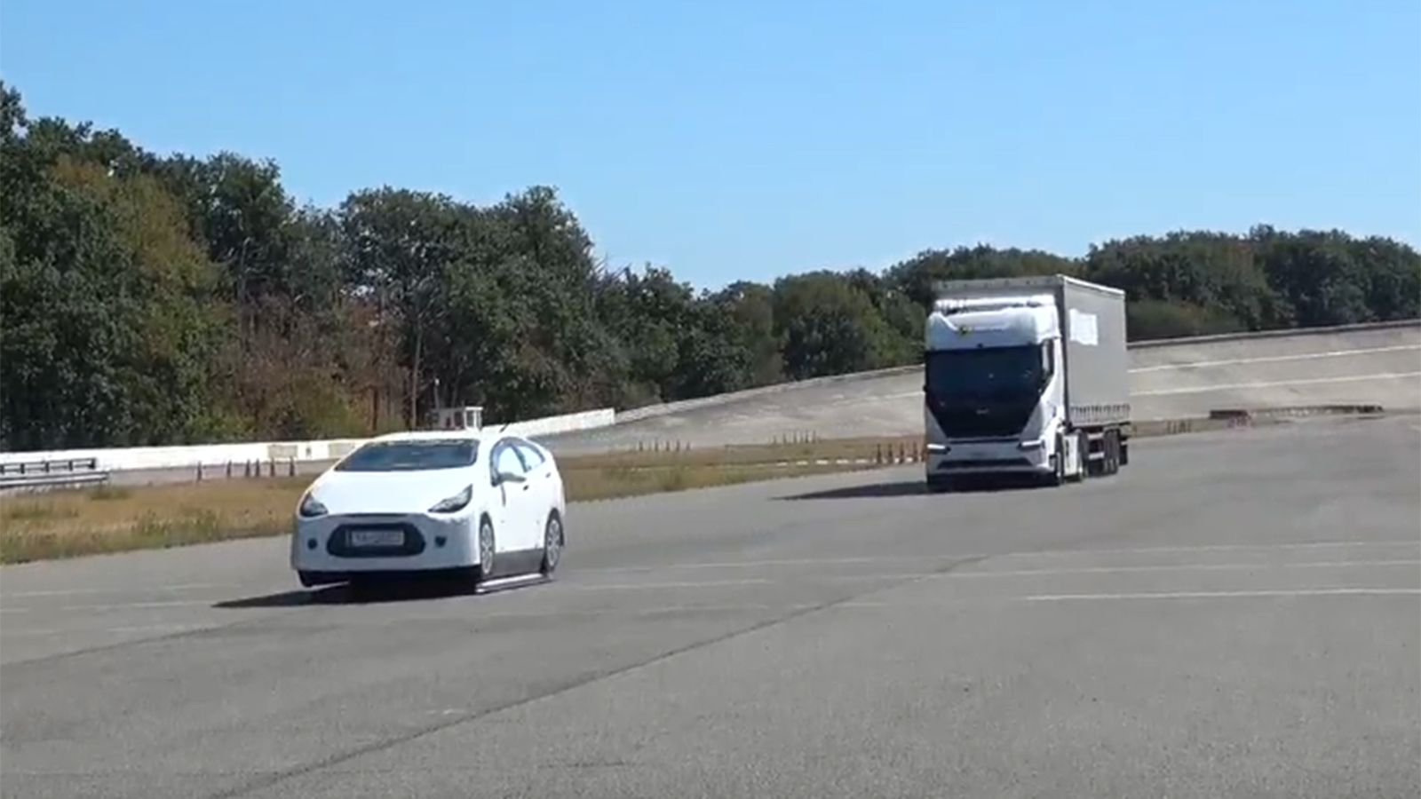 Δοκιμή αποφυγής σύγκρουσης μεταξύ BYD ETT 44 και αυτοκινήτου από τον Euro NCAP