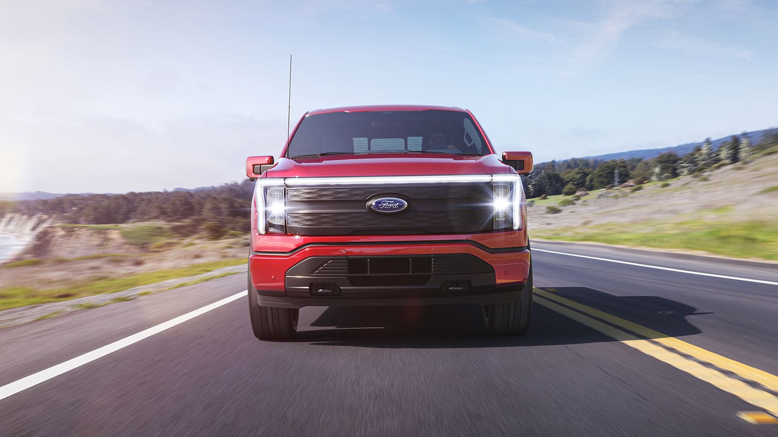Η έκδοση Lariat SR (μπαταρίες 98 kWh) εμφανίζει αυτονομία 370 χλμ., ενώ η Lariat ER (μπαταρίες 131 kWh) έχει εμβέλεια 515 χλμ.