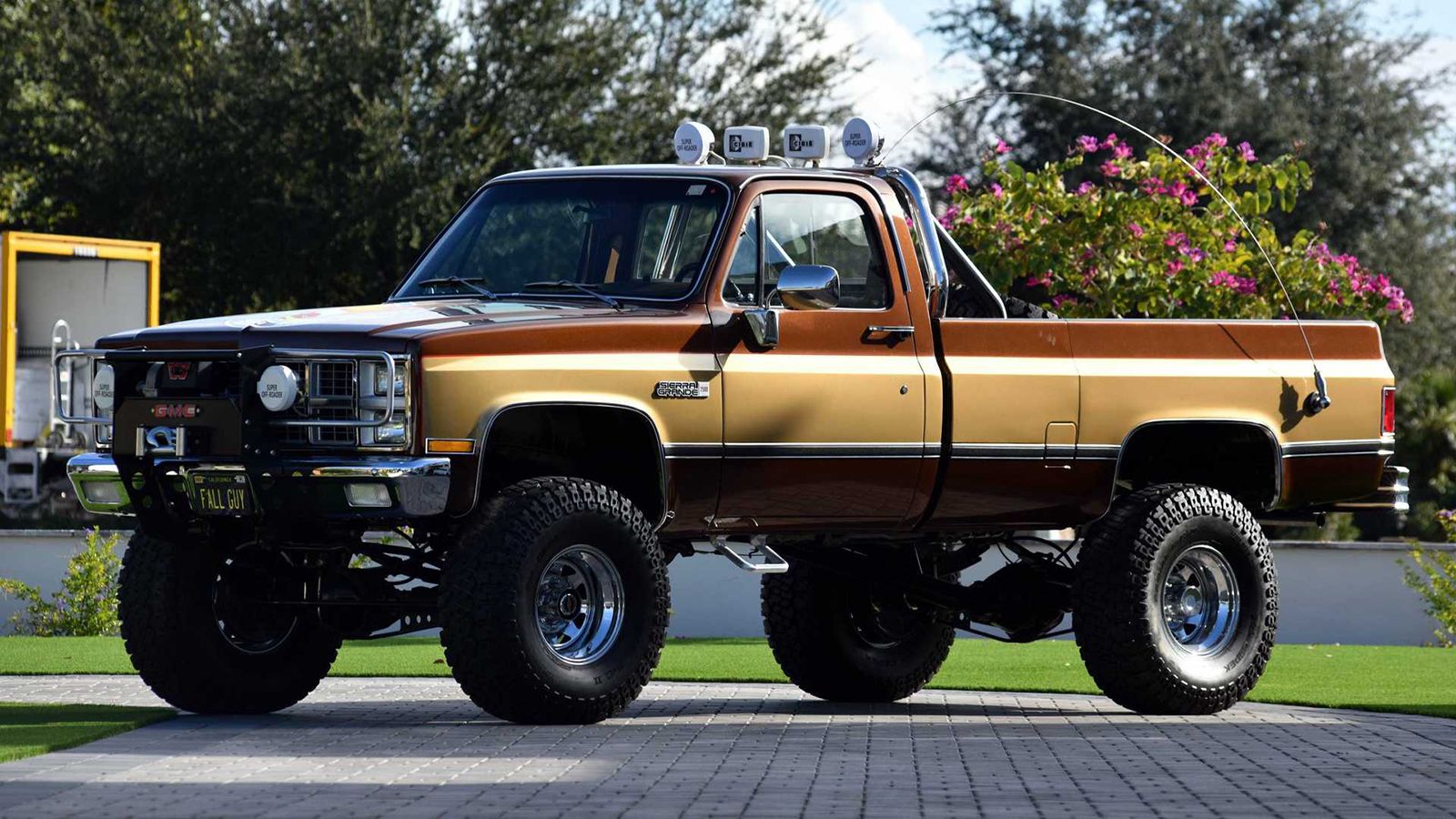 Ένα Chevrolet του 1984 μεταμορφώθηκε στο GMC K-2500 Sierra Grande Wideside της τηλεοπτικής σειράς «The Fall Guy».
