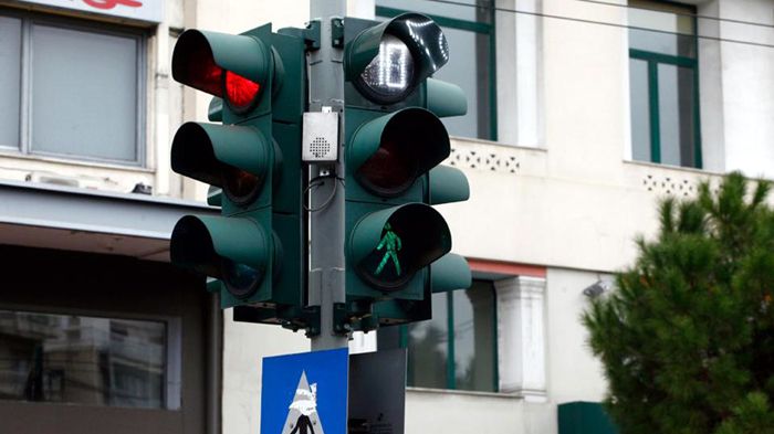 Το υπουργείο Υποδομών εξετάζει τα οφέλη εγκατάστασης ενός νέου συστήματος που ενημερώνει τους πεζούς για τα χρονικά περιθώρια που έχουν στα φανάρια.