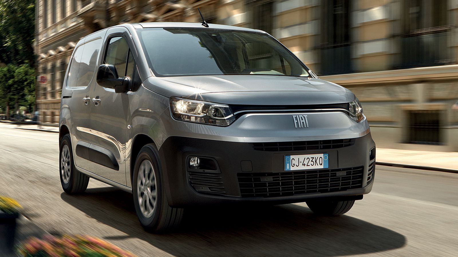 Το νέο Fiat Doblo ξεκίνησε την εμπορική του πορεία και στην ελληνική αγορά τόσο σε συμβατικές όσο και ηλεκτρικές (E-Doblo) εκδοχές. 