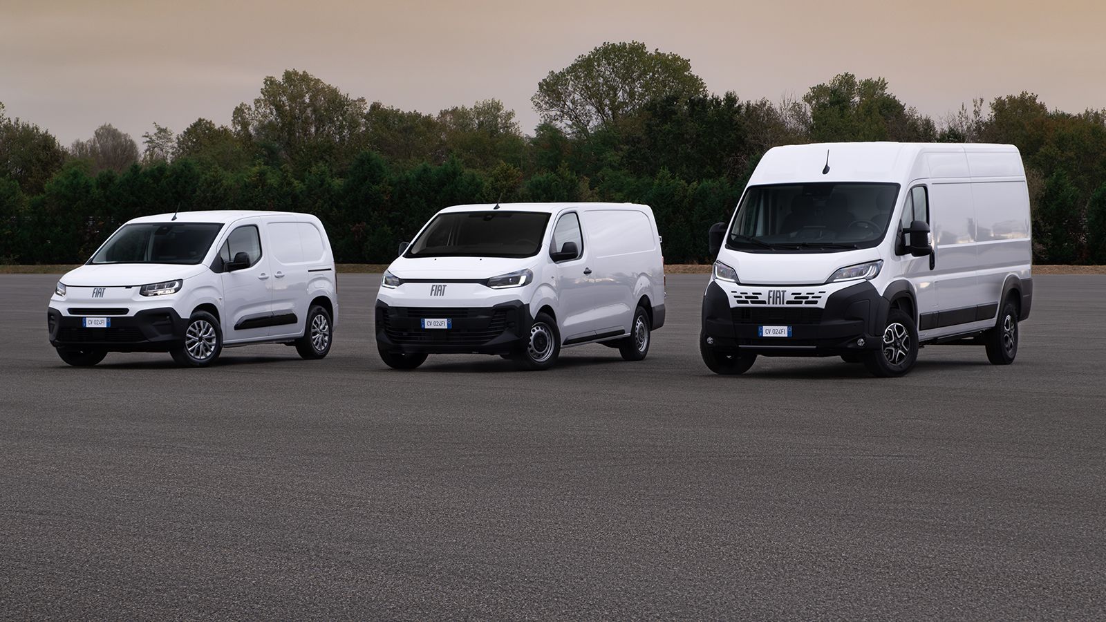Λευκά Fiat Doblò, Scudo και Ducato παραταγμένα σε δρόμο 