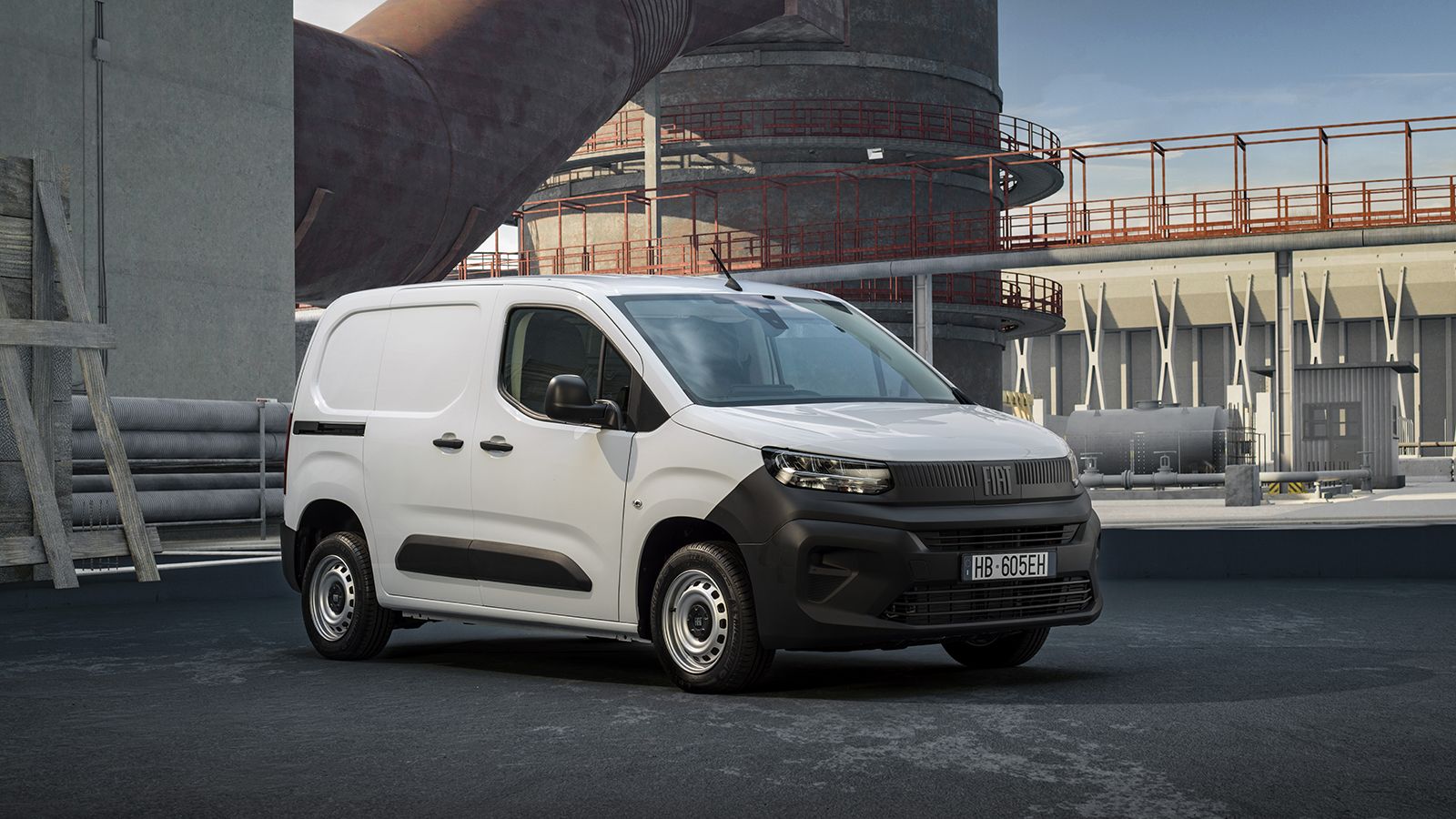 Λευκό Fiat Doblò Van μπροστά σε βιομηχανικές εγκαταστάσεις 
