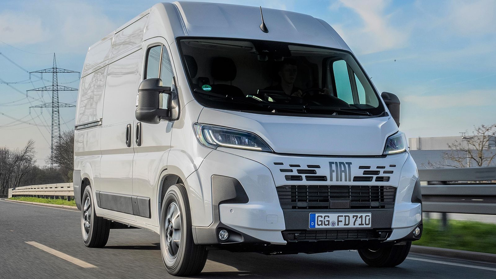 Λευκό Fiat Ducato Van εν κινήσει σε αυτοκινητόδρομο 