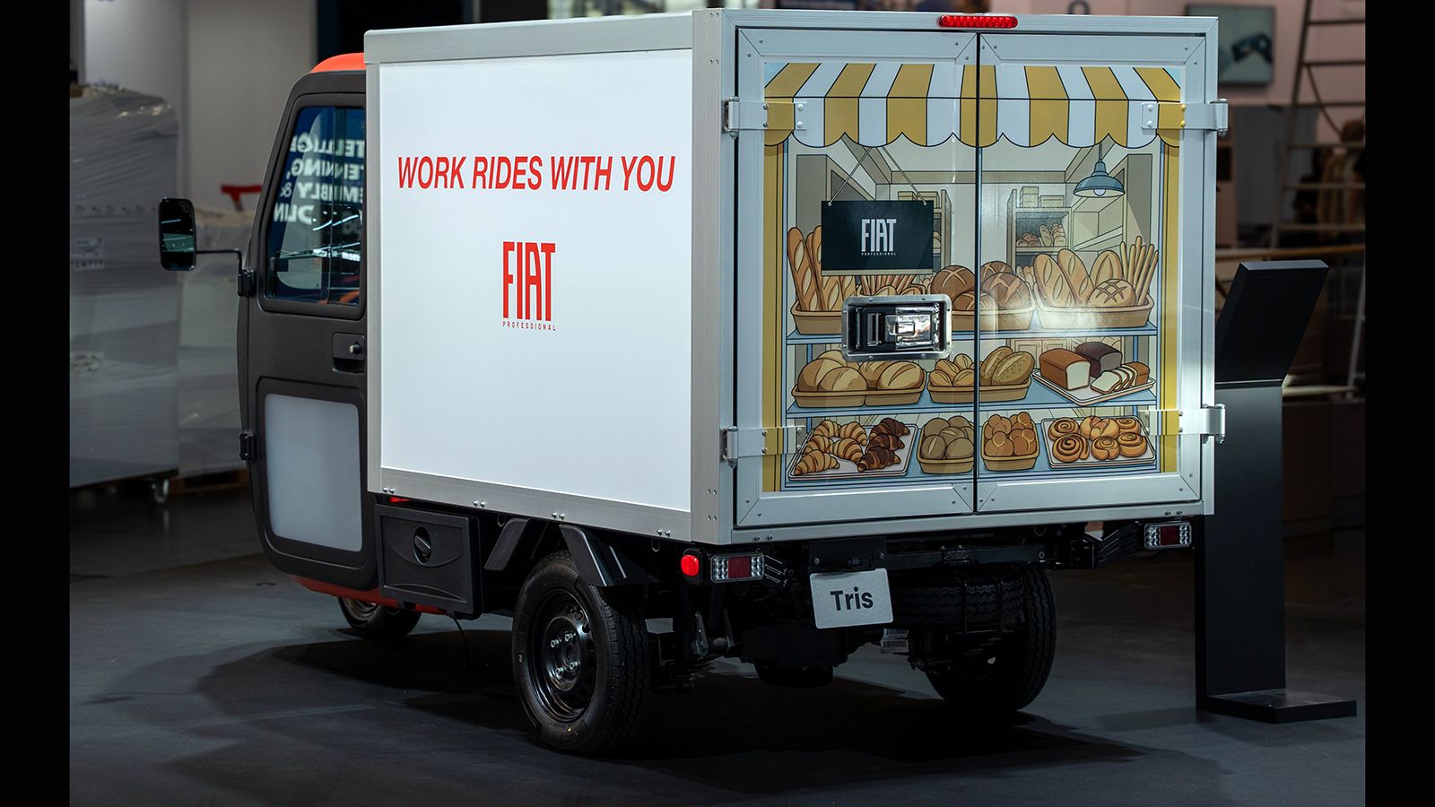 όψη του Fiat Tris Cargo Box με γραφικά αρτοποιείου στις πόρτες
