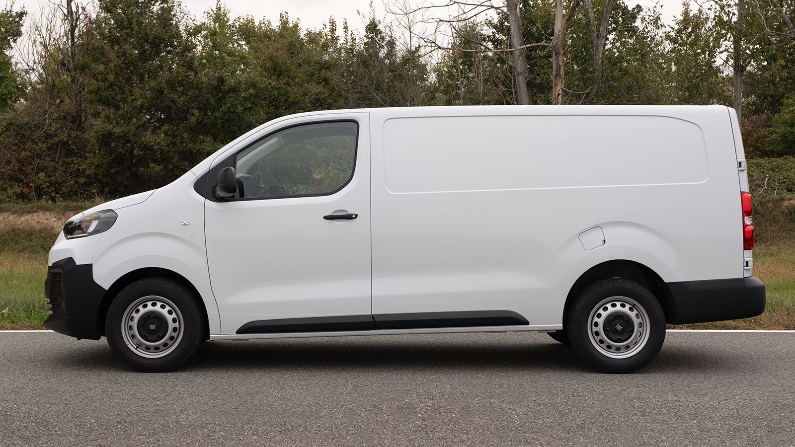Λευκό Fiat  Scudo επαγγελματικό van σε πλευρική όψη