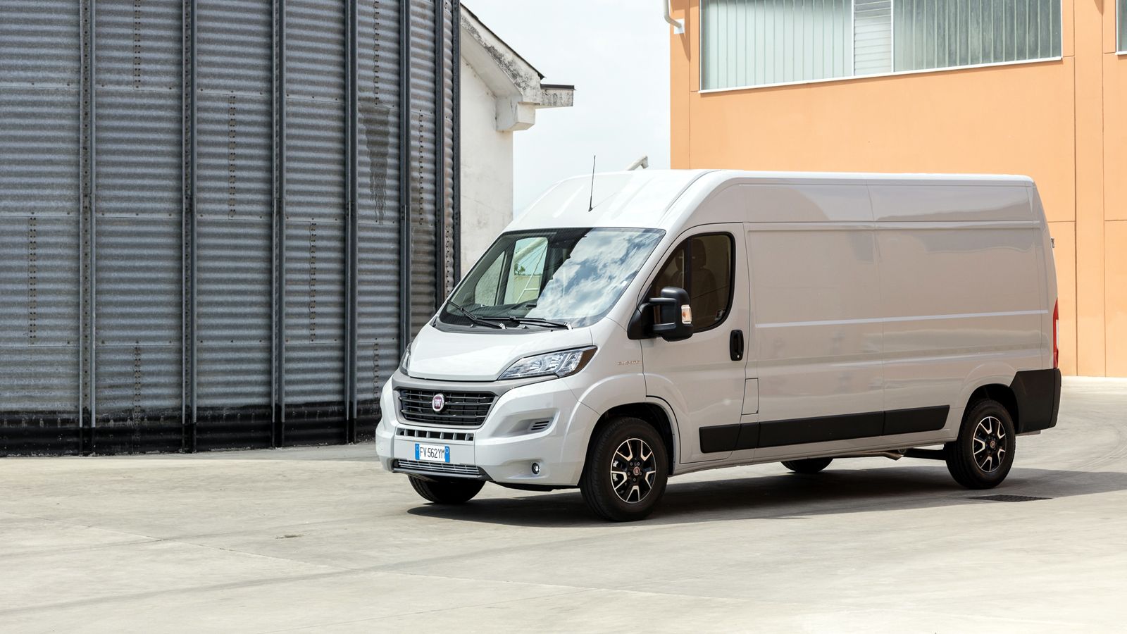 Το νέο Fiat Ducato είναι πλέον διαθέσιμο στην ελληνική αγορά με κόστος από 26.800 ευρώ και Όφελος 3.000 ευρώ για περιορισμένο αριθμό οχημάτων.