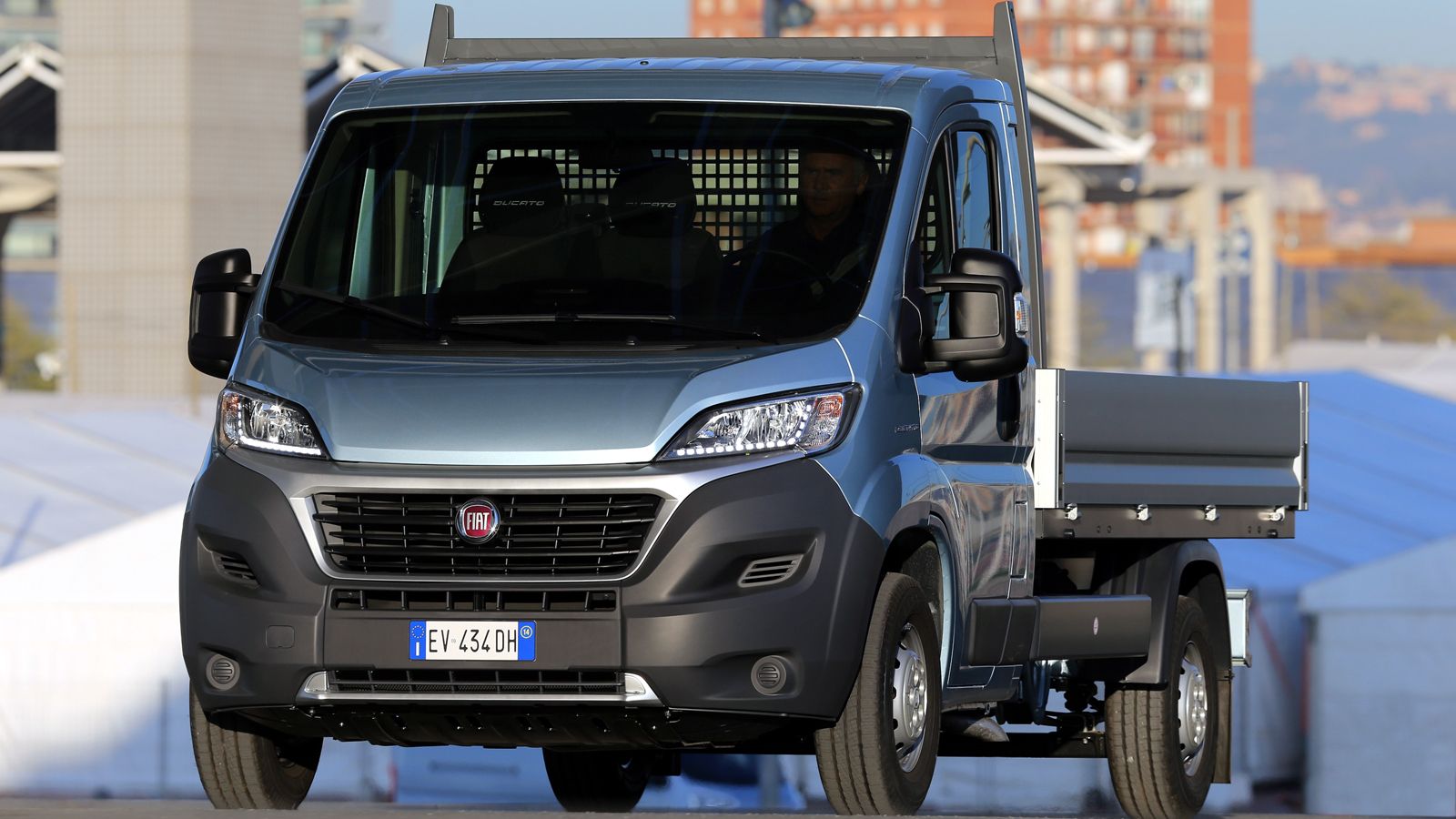 Το Fiat Ducato Chassis είναι πλέον διαθέσιμο και με ανατρεπόμενη καρότσα, απευθείας από την γραμμή παραγωγής και με Εργοστασιακή Εγγύηση 5 ετών (ή 200