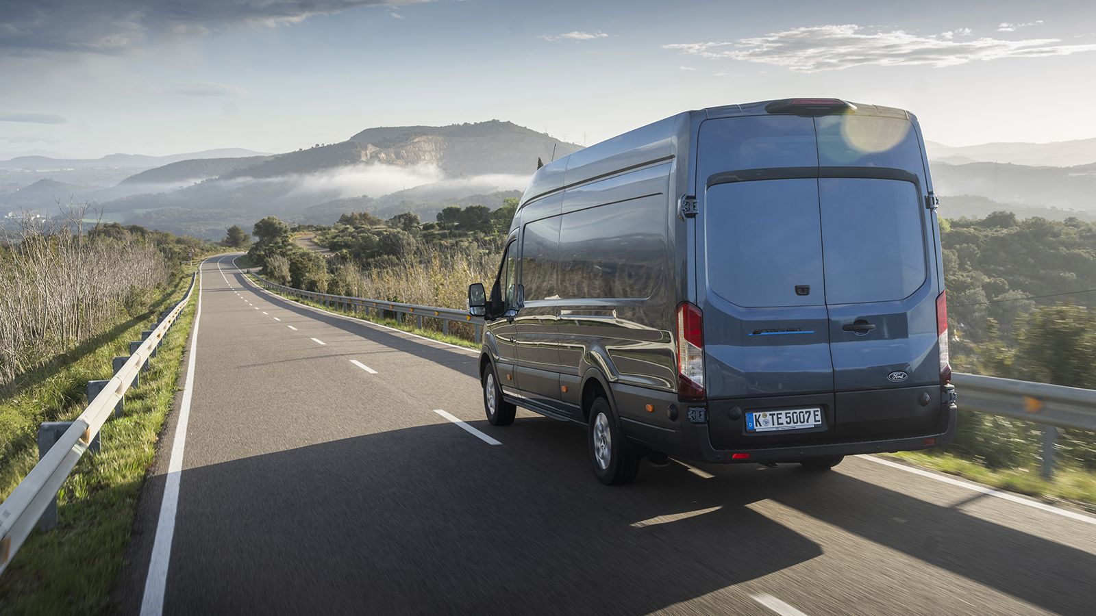 Μπλε Ford E-Transit αυξημένης αυτονομίας σε επαρχιακό δρόμο