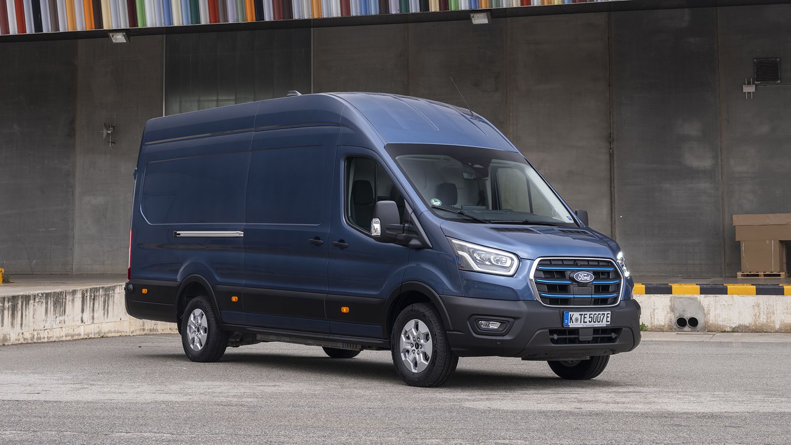 Πίσω όψη του Ford E-Transit 96 kWh εν κινήσει σε ορεινή διαδρομή