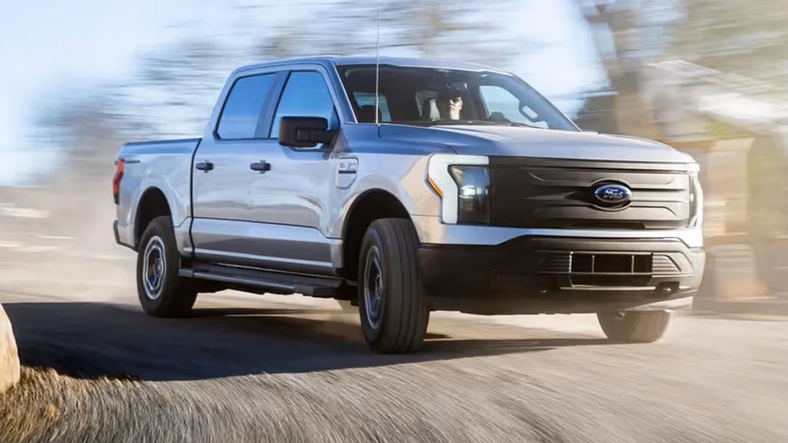 Ασημί ηλεκτρικό Pick-Up Ford σε κίνηση σε ανοιχτό δρόμο