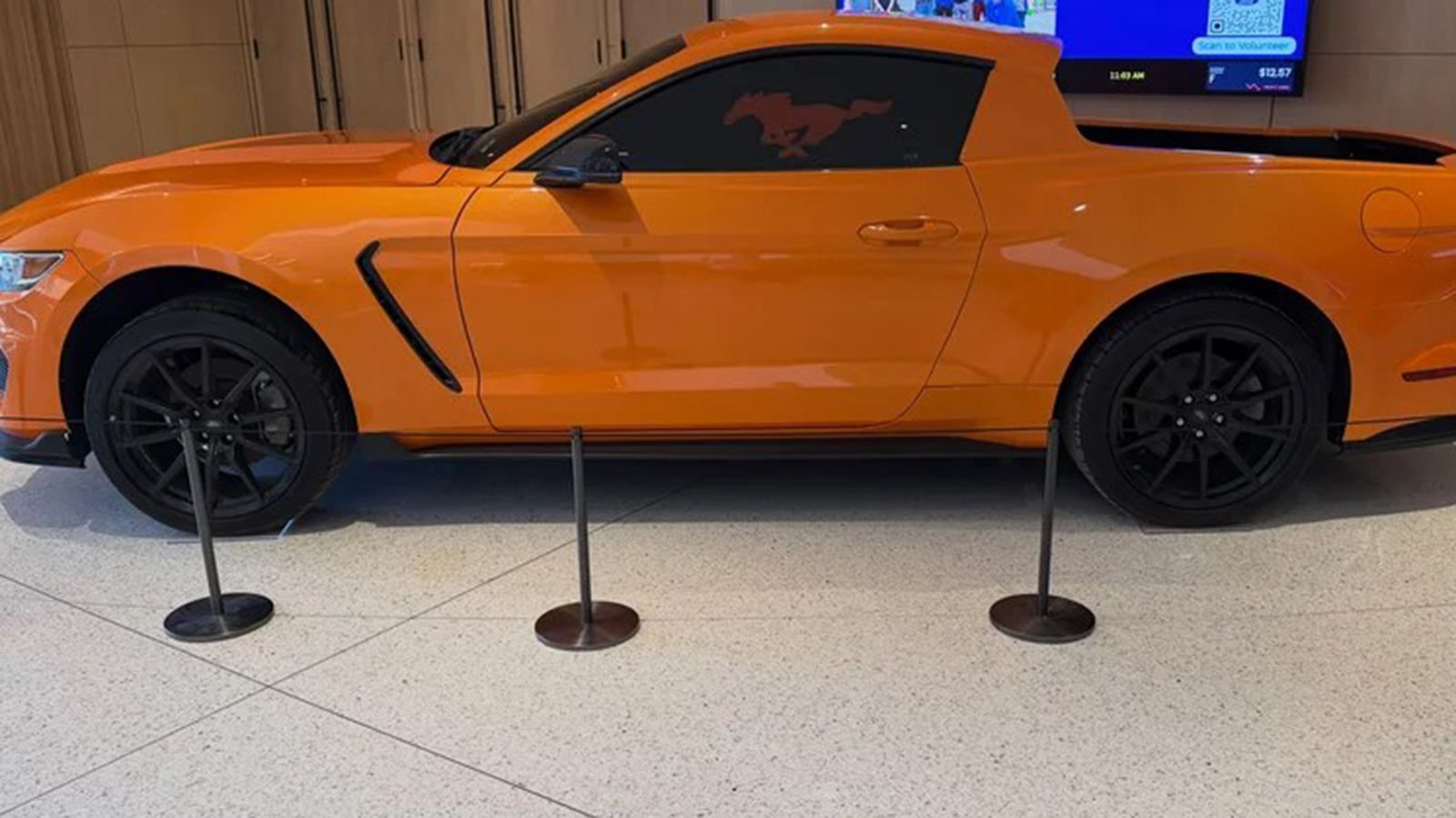 Πλαϊνή όψη της πορτοκαλί Ford Mustang Pick-Up, με κοντή καμπίνα και καρότσα πίσω από τις πόρτες.