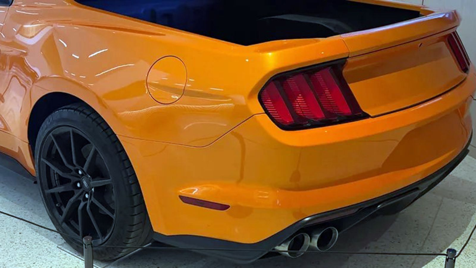 Λεπτομέρεια του πίσω μέρους της Mustang Pick-Up, με καρότσα, τριπλά φωτιστικά σώματα και απολήξεις εξάτμισης.