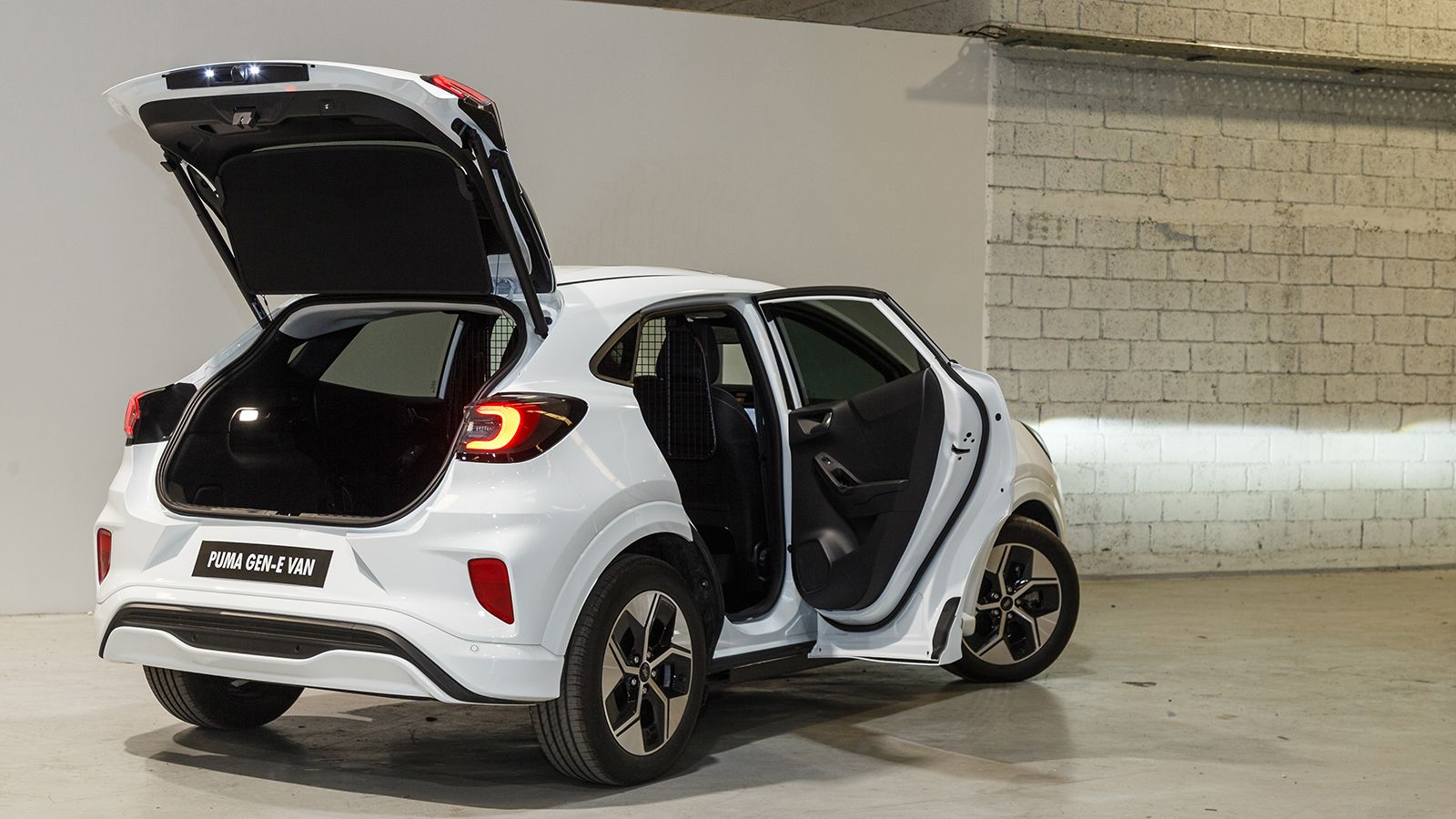 Ford Puma Gen-E Van: στατικό, πίσω όψη, ανοικτές πόρτες