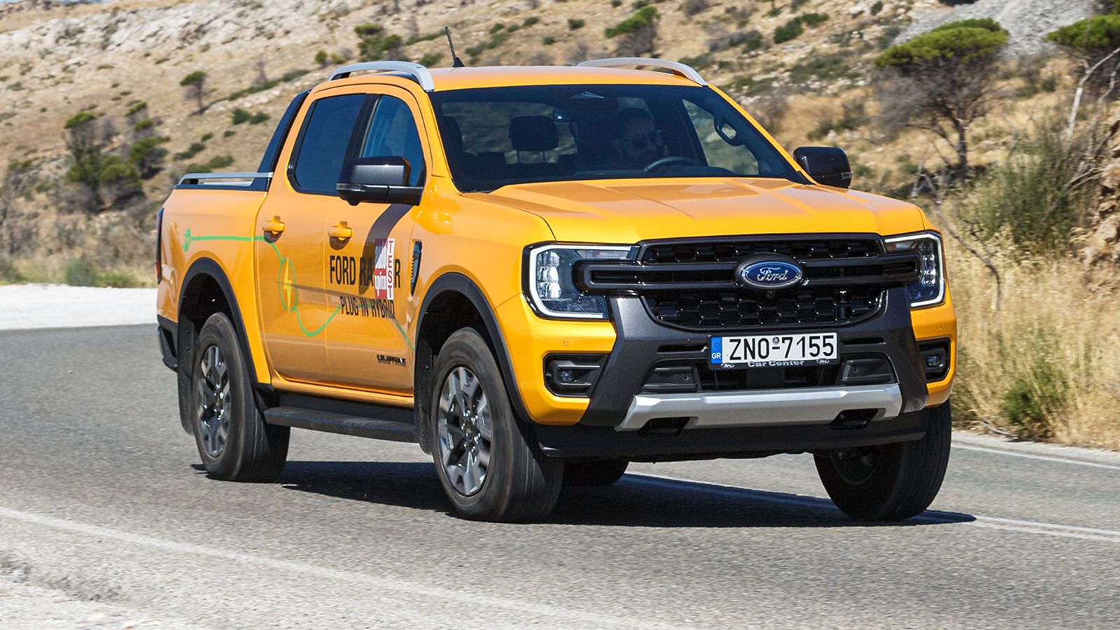 Κίτρινο Ford Ranger σε κίνησε σε επαρχιακό δρόμο.