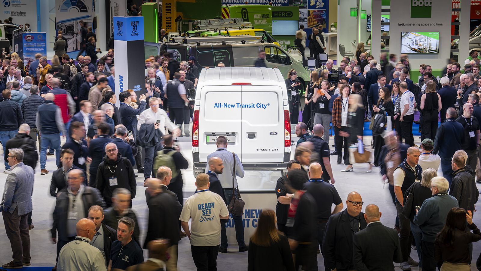 Πλήθος επισκεπτών γύρω από το νέο Ford Transit City στην IAA Transportation 2026.
