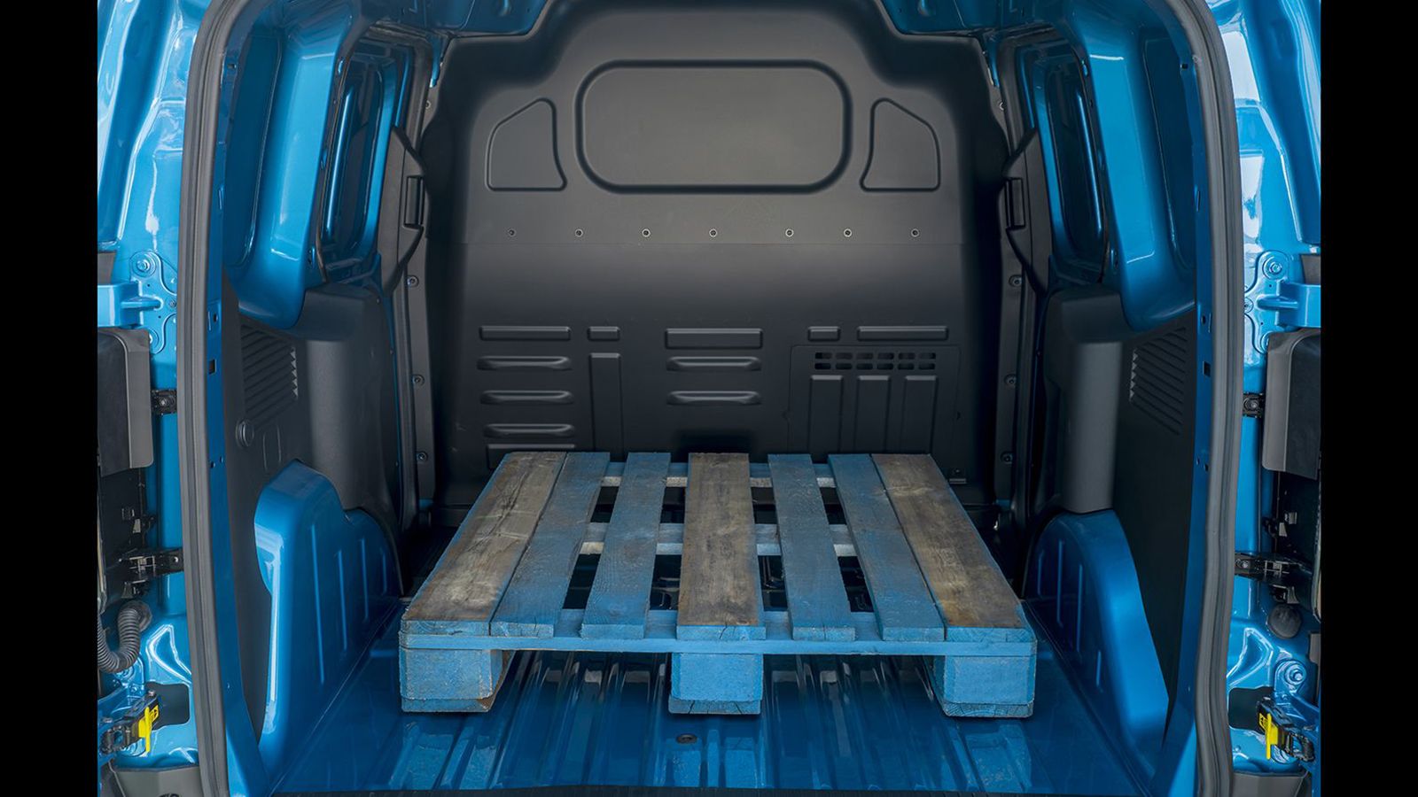 Χώρος φόρτωσης Ford Transit Courier με παλέτες, μέσα από τις ανοιχτές πίσω πόρτες.
