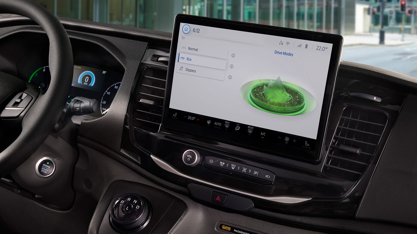 Το σύστημα πολυμέσων Ford SYNC 4 συνδυάζεται με οθόνη 12 ιντσών στο εσωτερικό της καμπίνας του E-Transit. 
