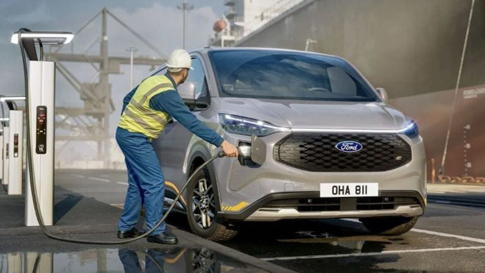 Παράλληλα, το νέο Ford E-Transit Custom θα μπορεί να φορτίσει έως το 80% σε μόλις 29 λεπτά ενώ, διπλάσια θα είναι και η ισχύς του συστήματος ανάκτησης