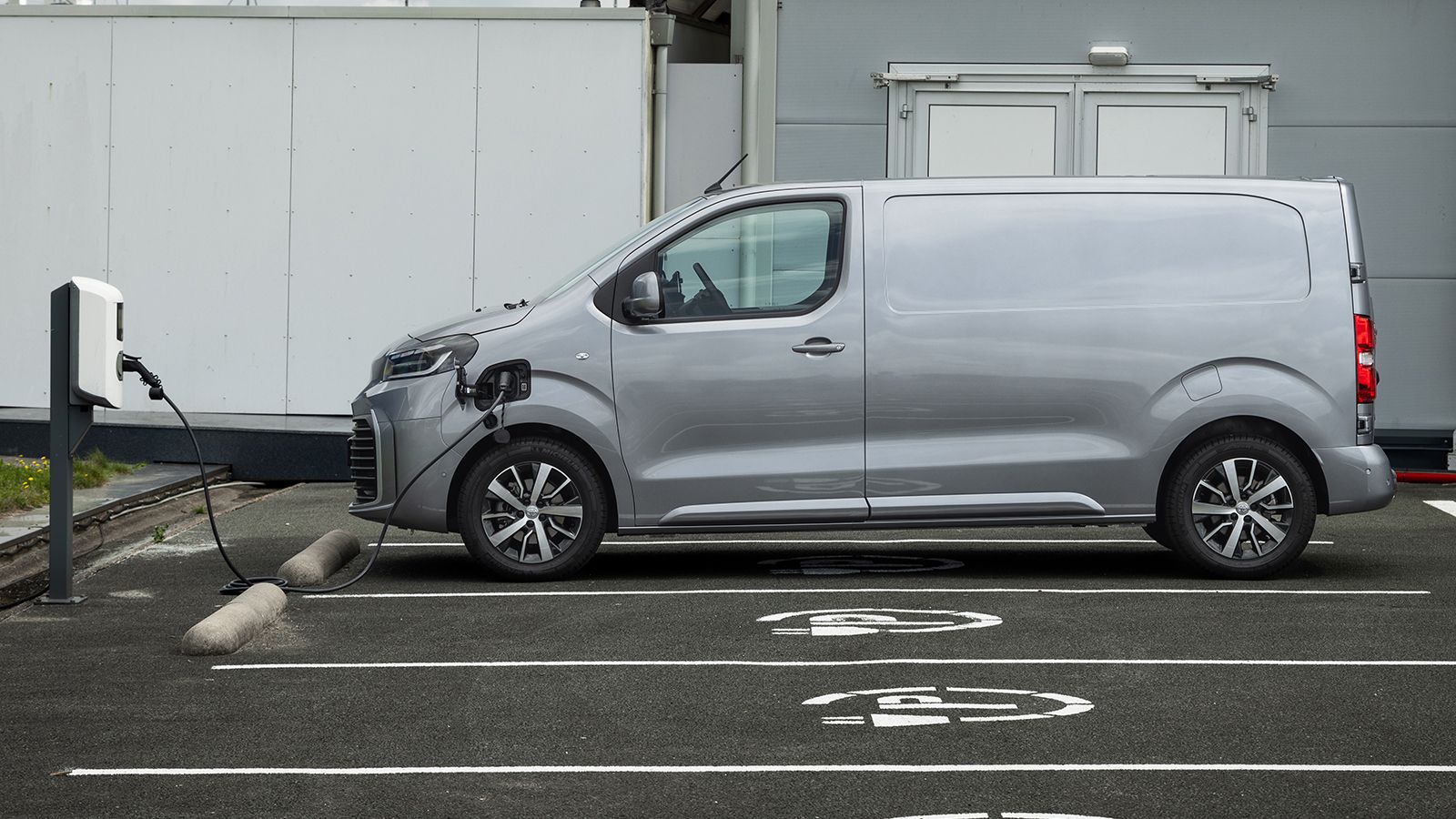 Toyota Proace BEV σε φορτιστή
