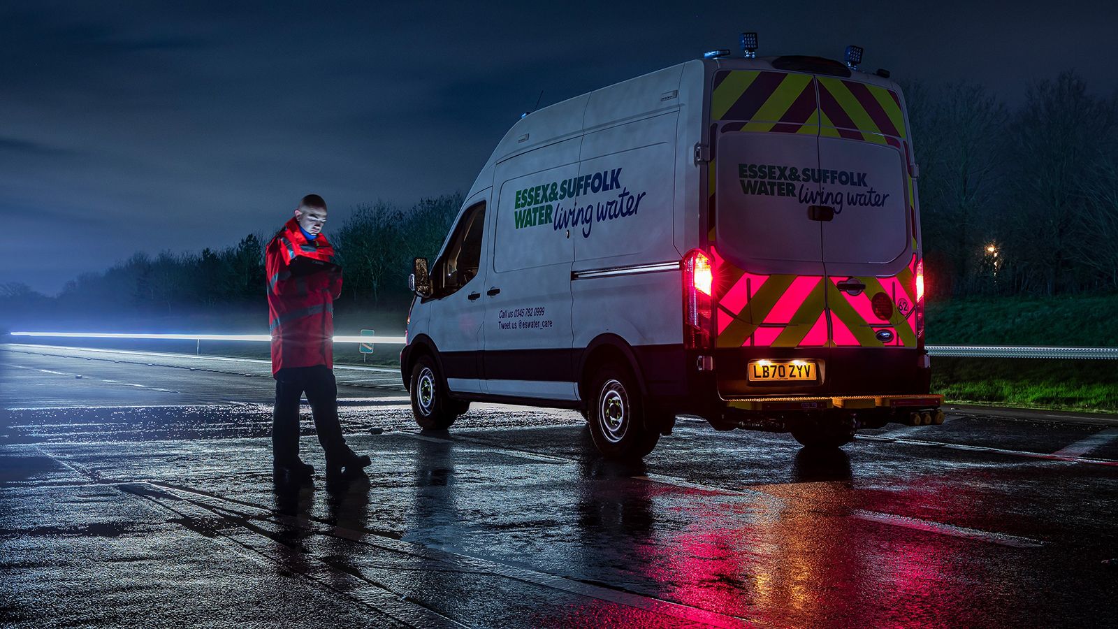 Η Ford λανσάρει μια τεχνολογία που αυξάνει την ασφάλεια όσων εργάζονται στο δρόμο, καθιστώντας τα Van ορατά μέσα στη νύχτα.