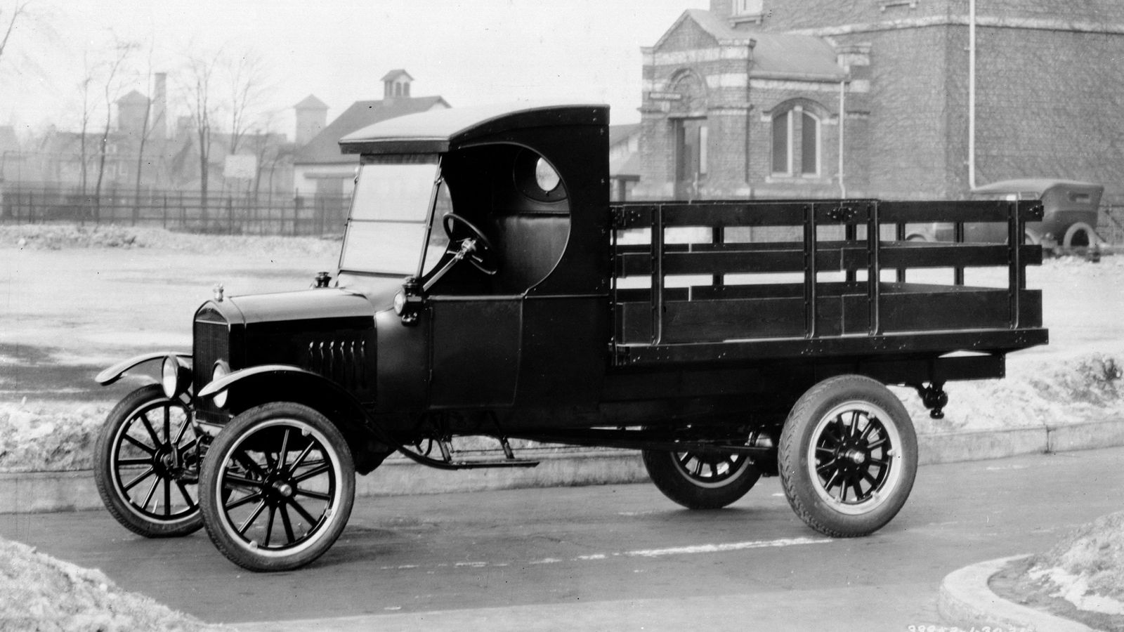 Το Ford Model TT (εδώ μια έκδοση του 1924, ήταν το πρώτο ελαφρύ επαγγελματικό της εταιρείας και παρουσιάστηκε το 1917.