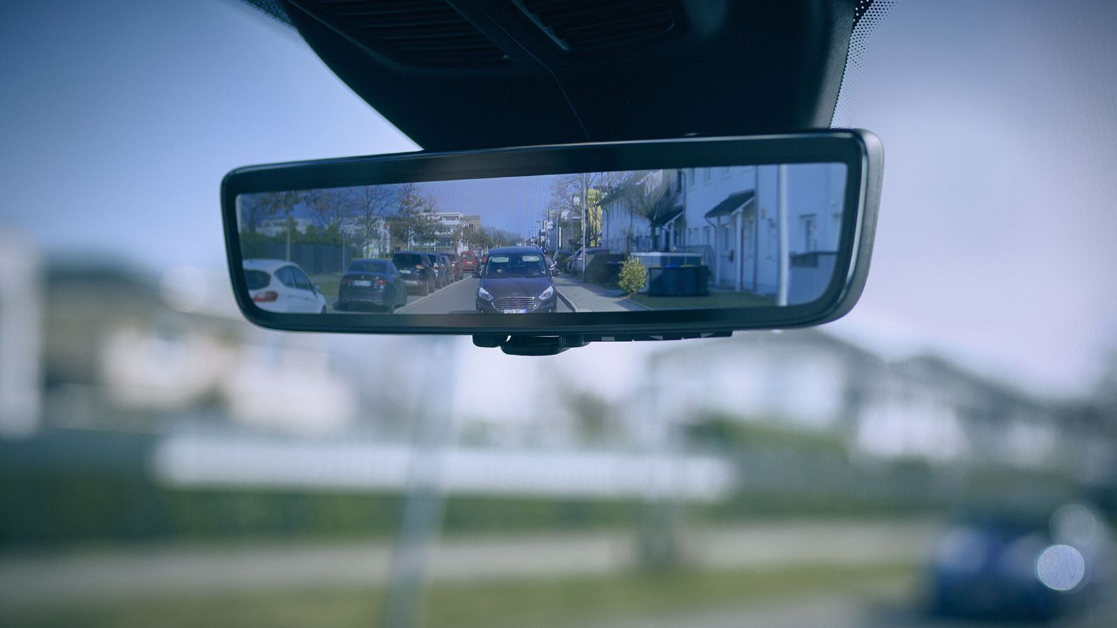 Ο έξυπνος καθρέπτης είναι ουσιαστικά μια οθόνη υψηλής ανάλυσης που προβάλλει την εικόνα από μία οπίσθια κάμερα, με το σύστημα να προσφέρει ένα οπτικό 