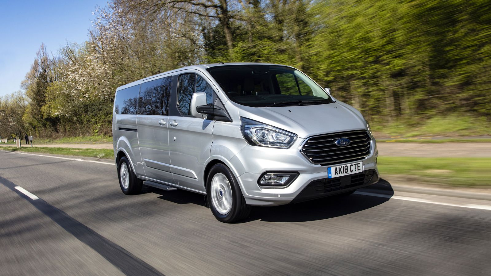 Διαθέσιμες και σε υβριδικές εκδόσεις του πετρελαιοκινητήρα EcoBlue θα είναι σύντομα οι επιβατικές εκδόσεις (Tourneo Custom) του νέου Ford Transit Cust