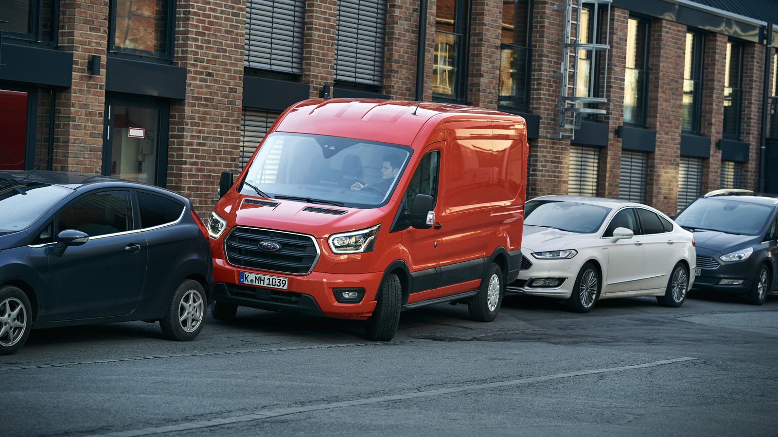 Το σύστημα Active Park Assist που υιοθετείται από τα νέα Transit & Transit Custom διευκολύνει σημαντικά την καθημερινότητα του επαγγελματία οδηγούR