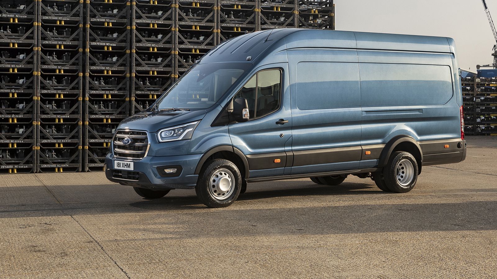 Το νέο Ford Transit θα είναι διαθέσιμο από τα τέλη Νοεμβρίου στην ΕΕ σε νέες εκδόσεις με μεικτό 5,0t. και ωφέλιμο έως 2,56t. 