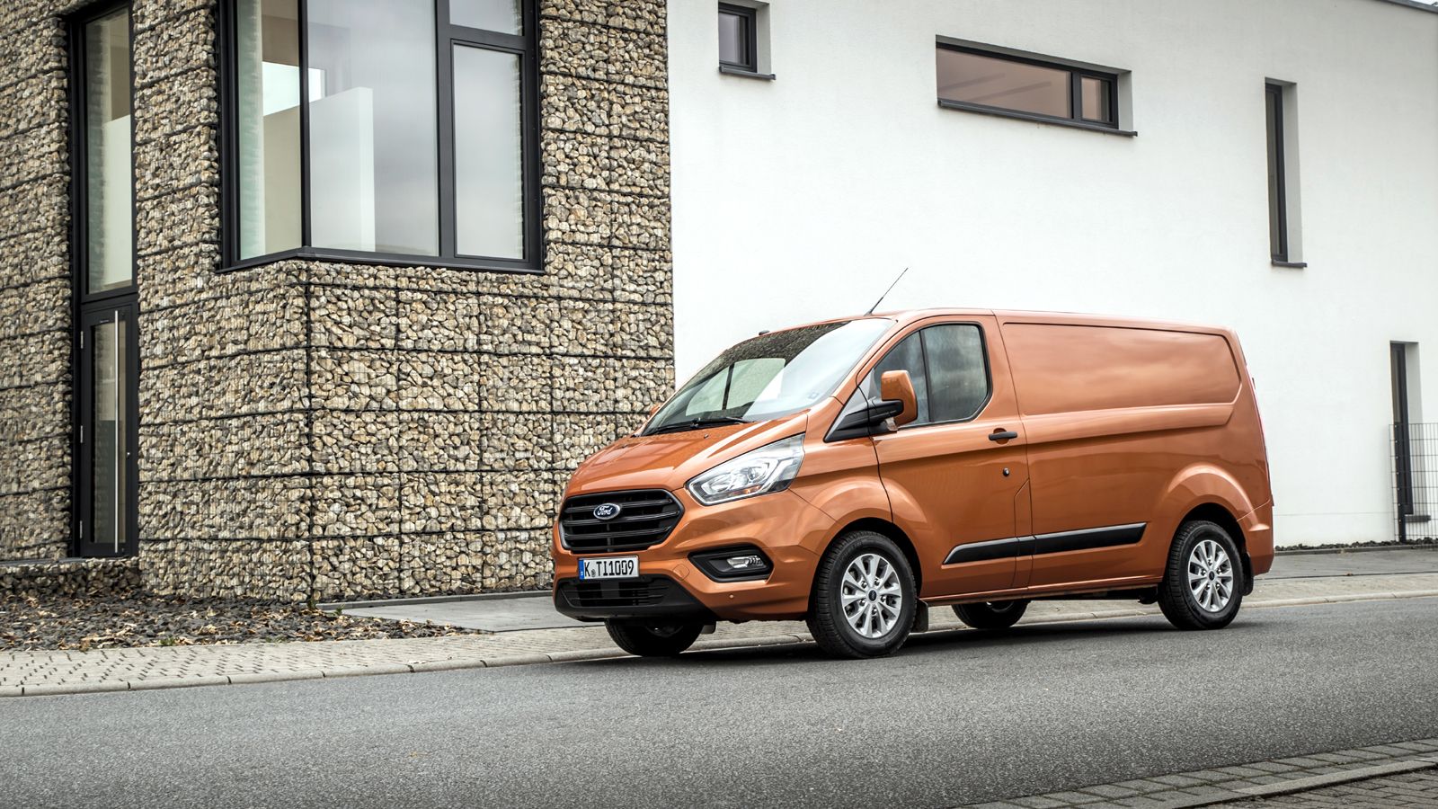 Στο νέο τεύχος του Auto Τρίτη Επαγγελματικά, οδηγούμε το νέο Ford Transit Custom επί γερμανικού εδάφους.