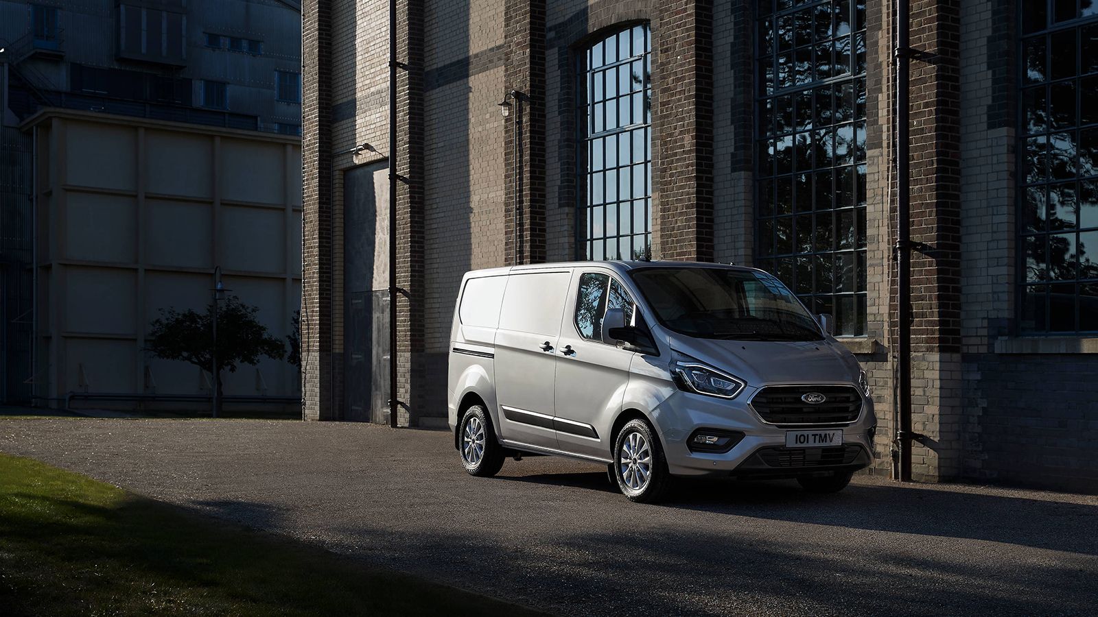 Η νέα γενιά του Ford Transit Custom θα είναι διαθέσιμη και σε αμιγώς ηλεκτροκίνητες εκδόσεις… 