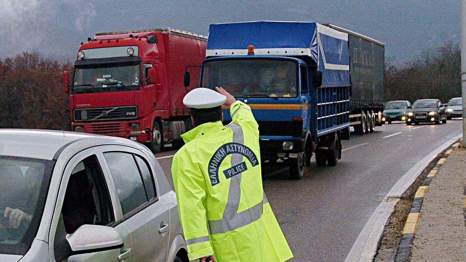 Το αρχηγείο της Ελληνικής Αστυνομίας ανακοίνωσε τις απαγορεύσεις στην κυκλοφορία των φορτηγών για το εθνικό οδικό δίκτυο που θα ισχύσουν το 3ήμερο της