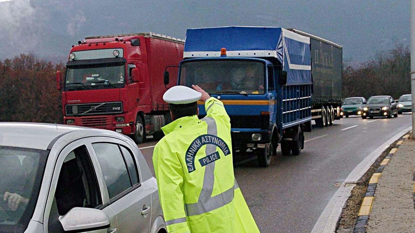 πρόστιμο 2.000 ευρώ θα επιβαρύνονται συνολικά ο οδηγός και ο ιδιοκτήτης του φορτηγού που θα κινείται παρανόμως στο παράπλευρο οδικό δίκτυο.