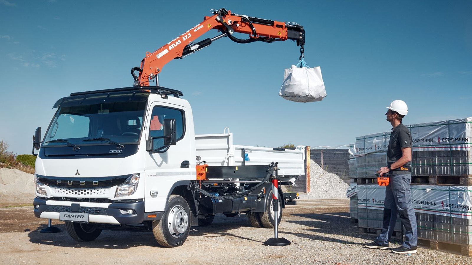 Στην έκθεση Bauma, τη μεγαλύτερη του κατασκευαστικού κλάδου, τα νέα FUSO Canter (φωτό) και eCanter παρουσιάζονται ως εργοταξιακά φορτηγά.