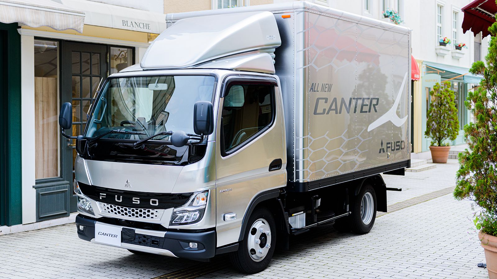 Σημαντικές σχεδιαστικές τροποποιήσεις έχει δεχθεί η καμπίνα του νέου Fuso Canter που ξεκινά την εμπορική του πορεία στην Ιαπωνία μέσα στον προσεχή Νοέ