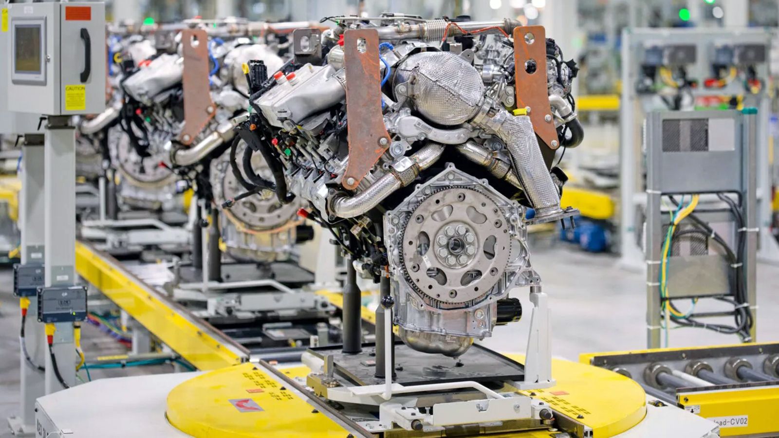 Νέος diesel κινητήρας Duramax V8 8,3 λίτρων στη γραμμή παραγωγής, με απόδοση 555 ίππων και 1.668 Nm.