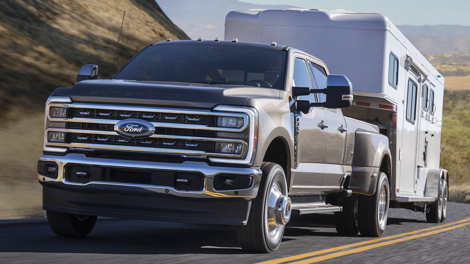 Αυξημένες μεταφορικές δυνατότητες και σκληροτράχηλη κατασκευή προσφέρουν οι Heavy Duty εκδόσεις των αμερικάνικων Pick-Up. Στη φωτό το νέο Ford Super D