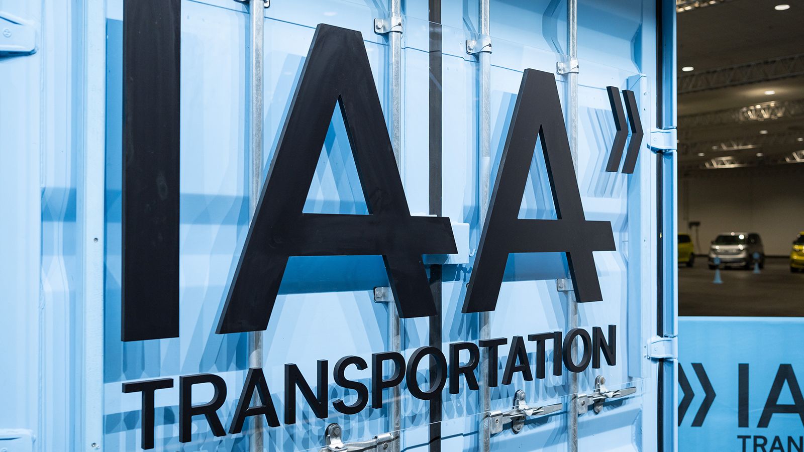 logo IAA Transportation σε container.