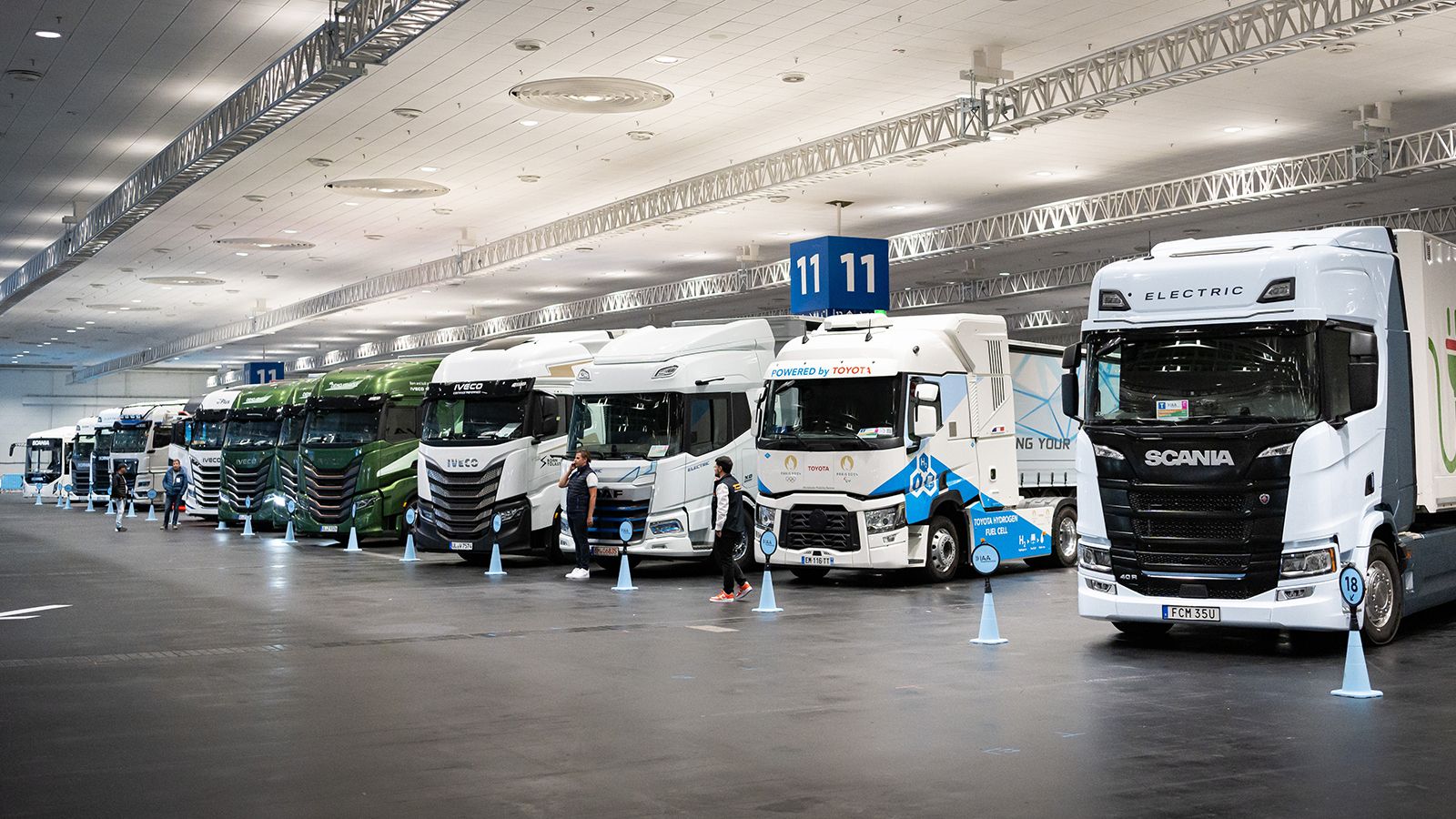 Φορτηγά παραταγμένα στη σειρά, έτοιμα προς test-drives στην ΙΑΑ Transportation.