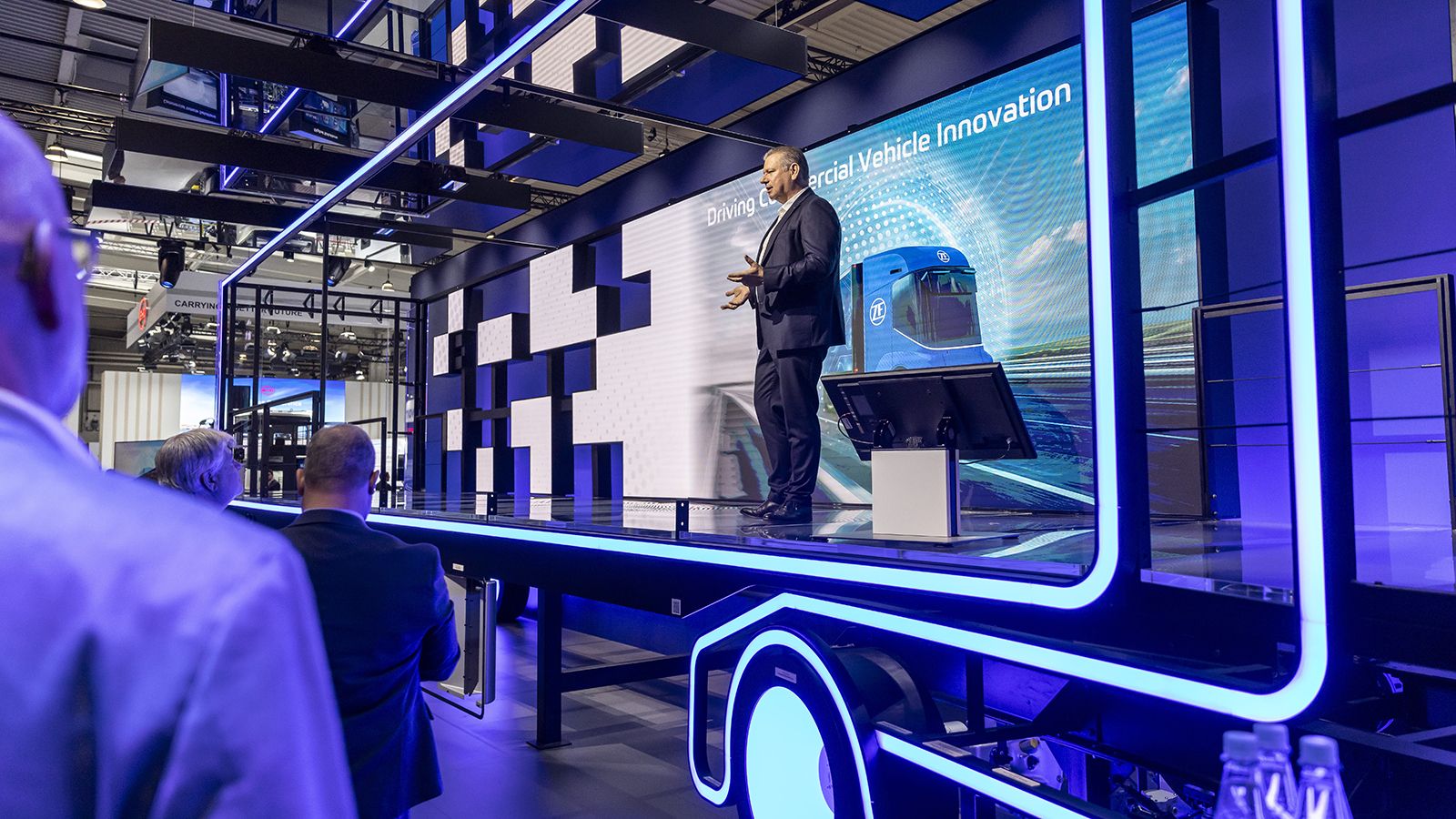 Ομιλητής της ZF κατά τη διάρκεια συνέντευξης Τύπου στην ΙΑΑ Transportation. 
