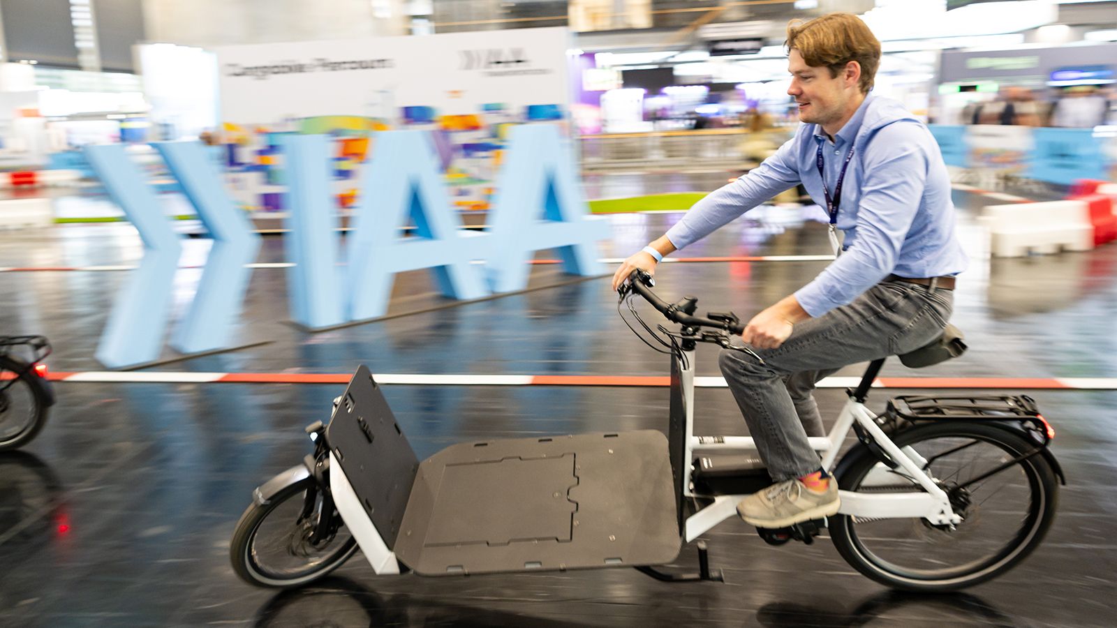 Εκθέτης που κινείται με ηλεκτρικό cargo bike κατά τη διάρκεια της IAA Transportation 2026.