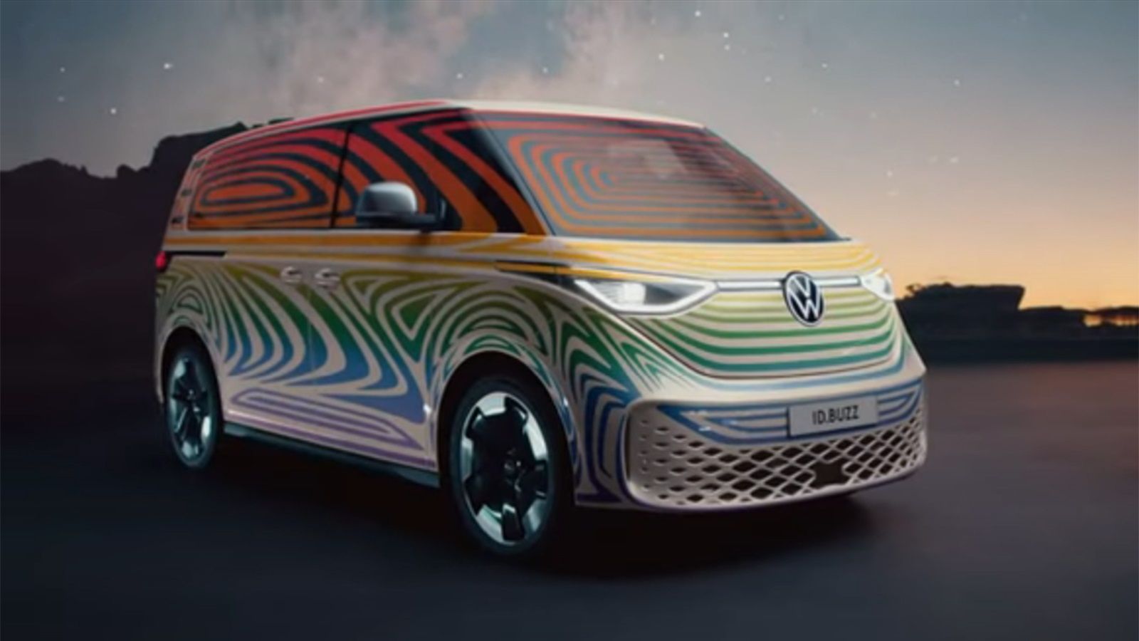 Παρά το καμουφλάζ, βλέπουμε αρκετά καθαρά τη μορφή του ηλεκτρικού VW ID. Buzz που θα λανσαριστεί του χρόνου και στo οποίo θα στηριχθεί το ID. Californ