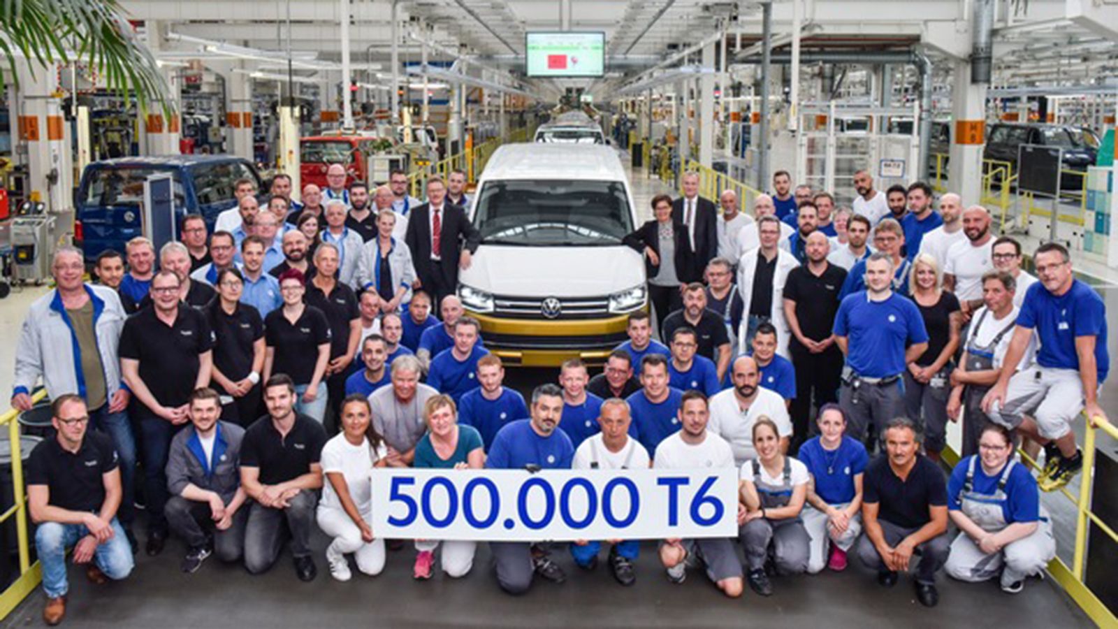 Το 500.000ο όχημα είναι ένα Multivan με δίτονη βαφή Candy White και Curcuma Yellow.