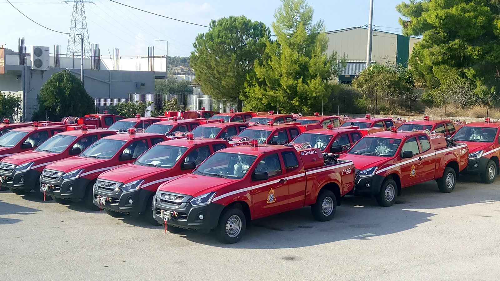 Το Πυροσβεστικό Σώμα παρέλαβε συνολικά 41 ειδικά διασκευασμένα Isuzu D-Max Extended Cab με δεξαμενή νερού χωρητικότητας 500λτ. έκαστο.