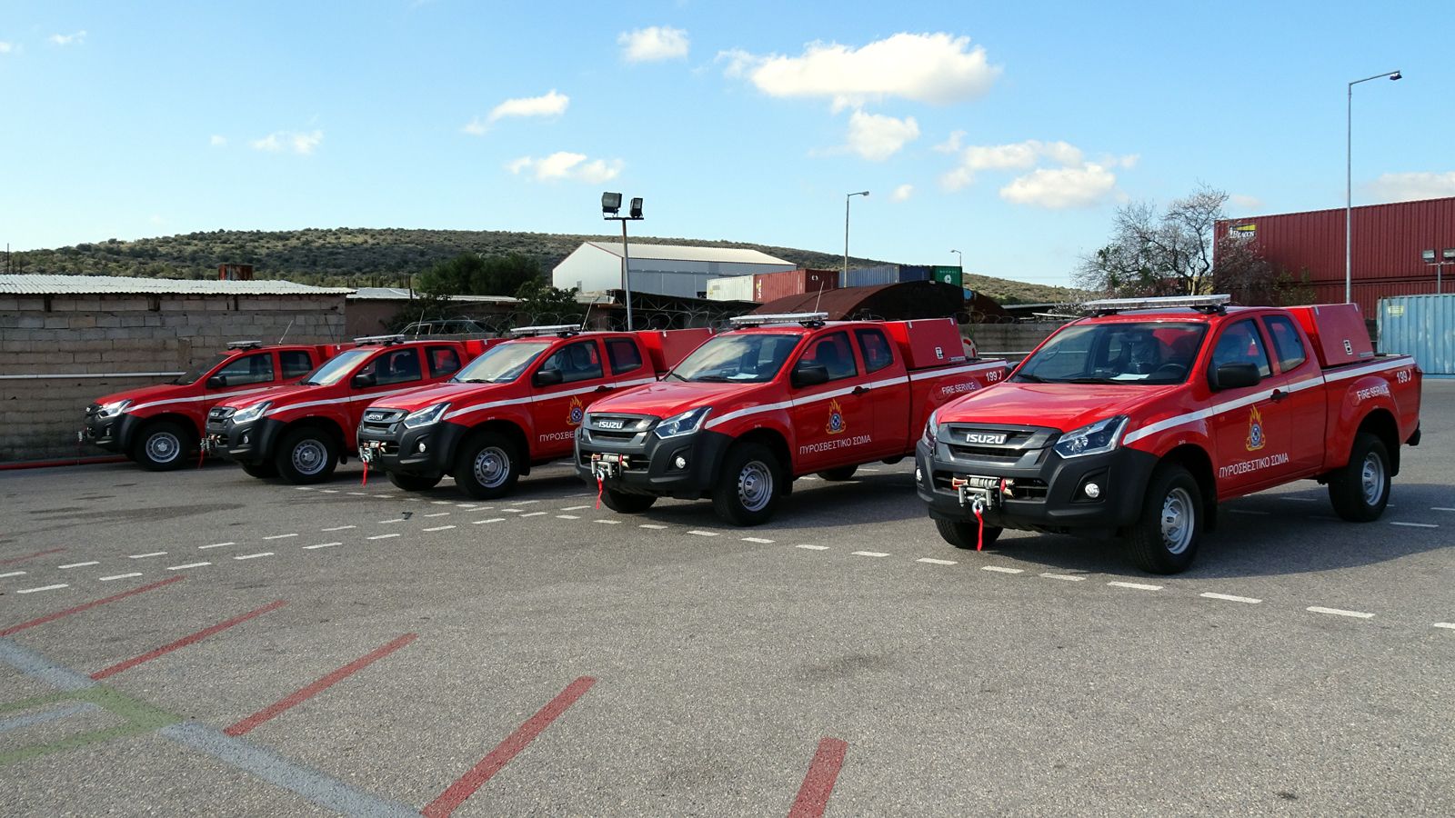 Η Πυροσβεστική Υπηρεσία παρέλαβε πέντε νέα ειδικά διασκευασμένα Isuzu D-Max ενώ σύντομα αναμένεται να παραδοθούν επιπλέον 34 οχήματα.